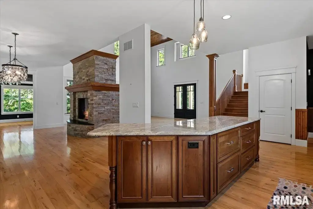 16996 Grandview Dr, Petersburg, IL 62675