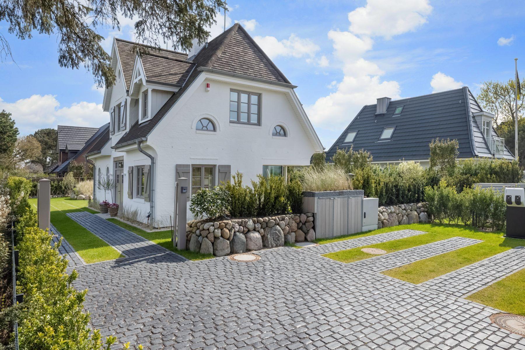 Frisian New Build on Sylt: Custom Home with Garden & Private Spa in Wenningstedt