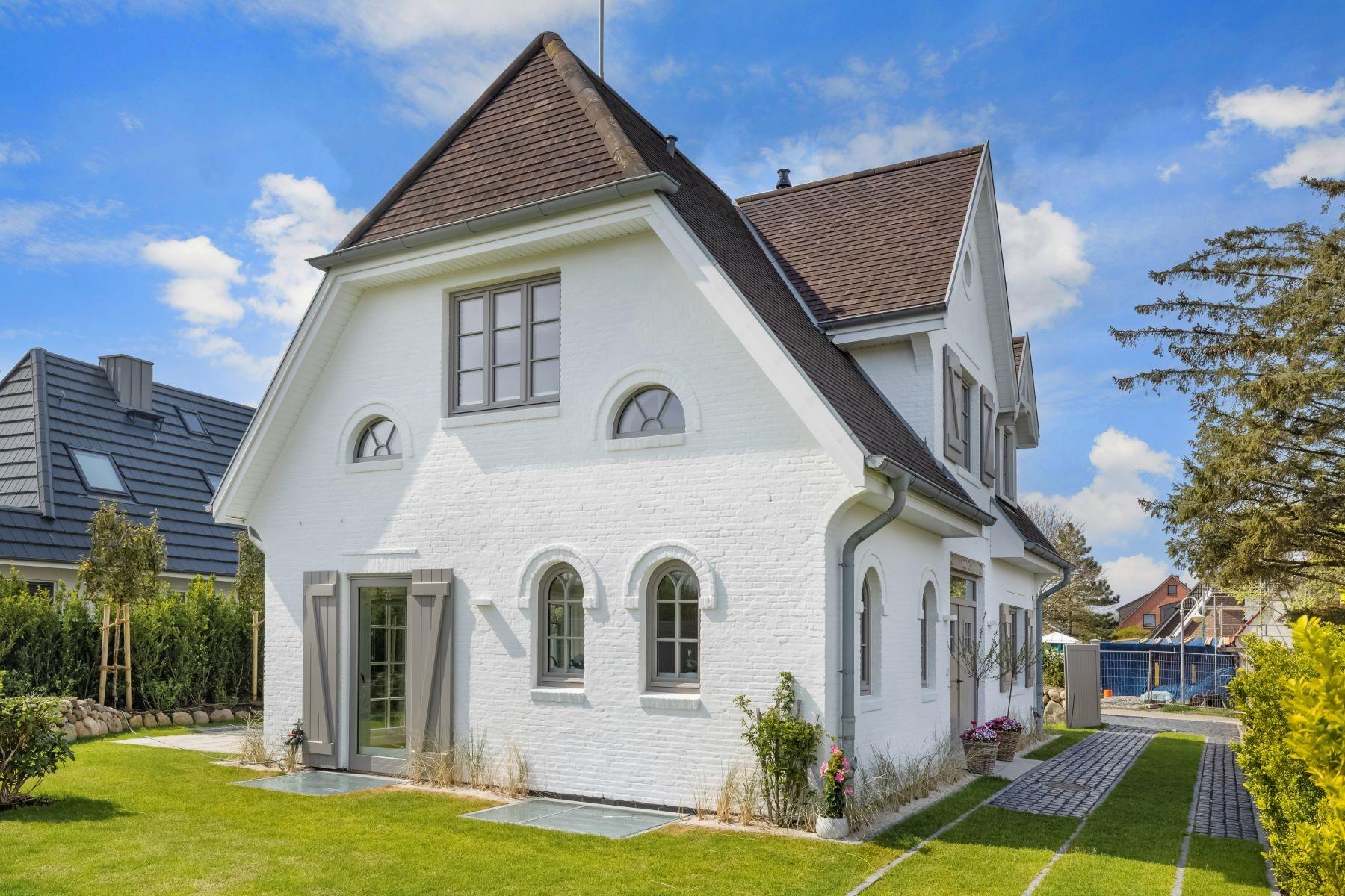 Frisian New Build on Sylt: Custom Home with Garden & Private Spa in Wenningstedt