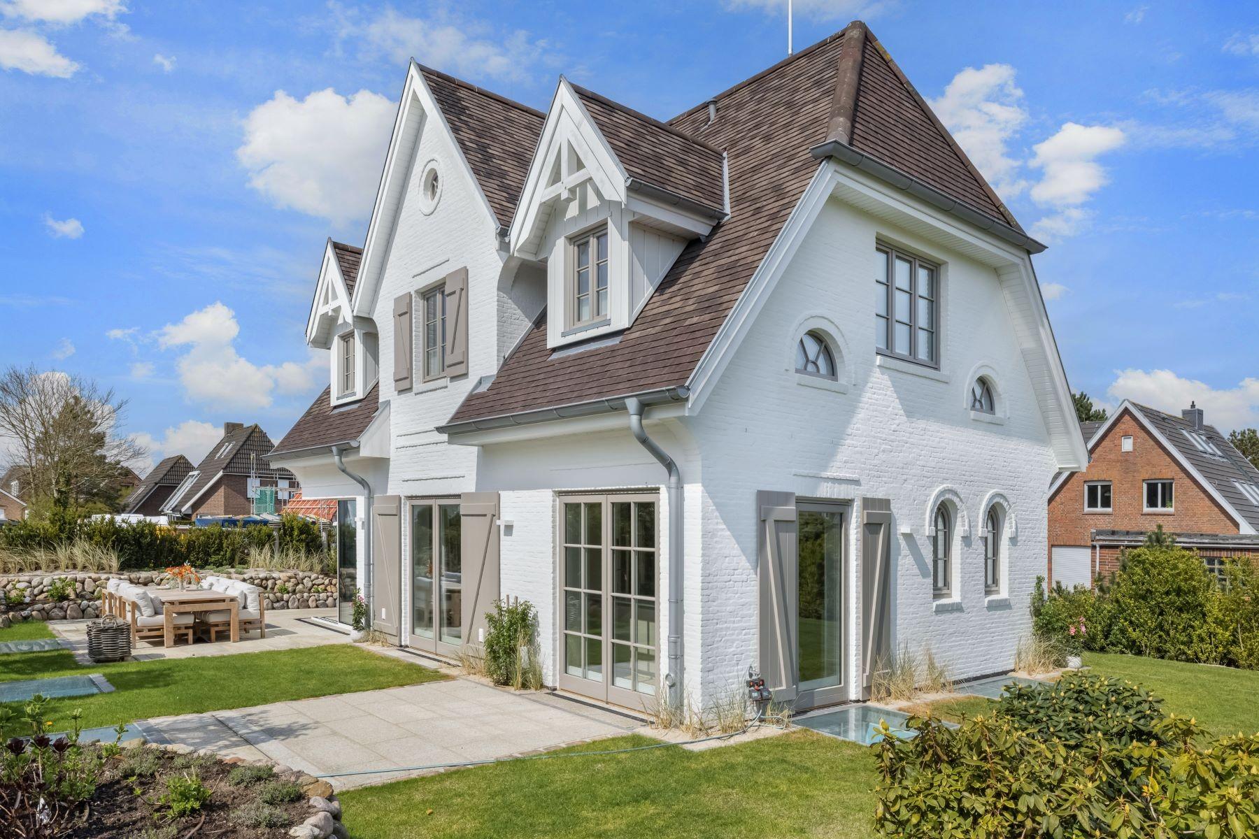 Frisian New Build on Sylt: Custom Home with Garden & Private Spa in Wenningstedt